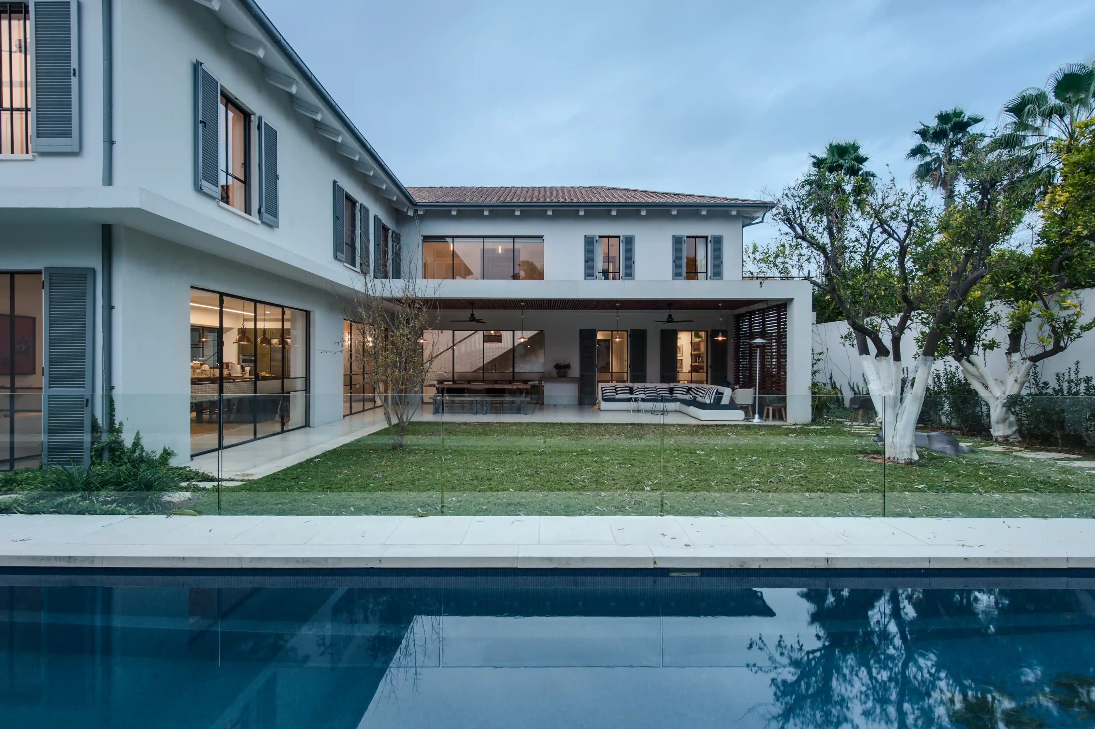 בית פרטי דו משפחתי עם בריכת שחייה ומרפסות רחבות