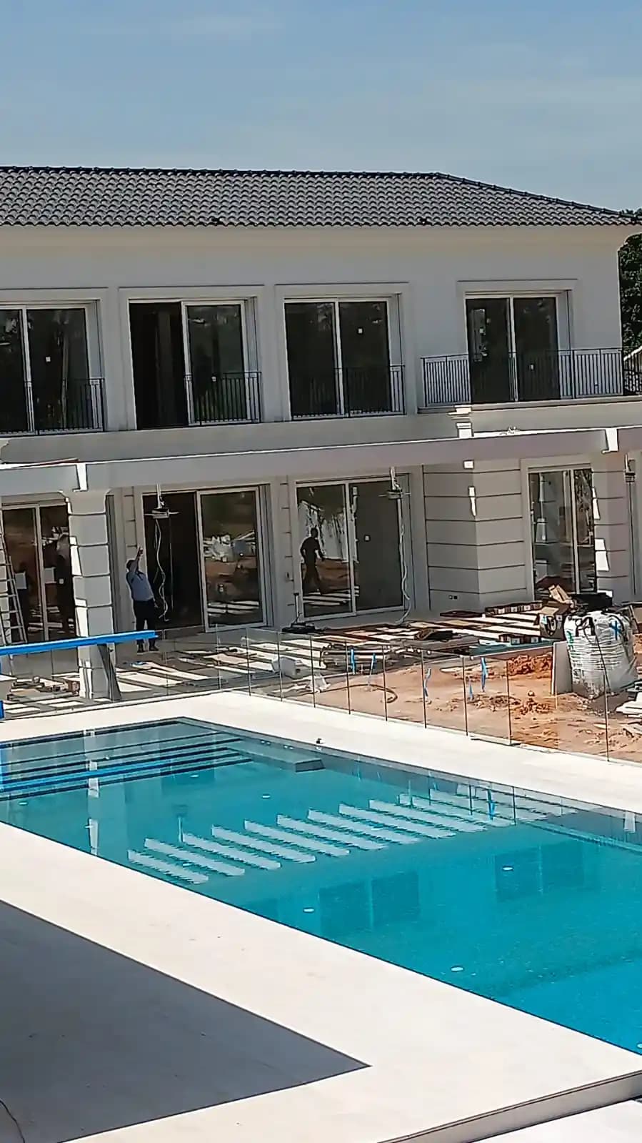 בית פרטי עם בריכה בשלב סיום עבודות - תקופת הבנייה