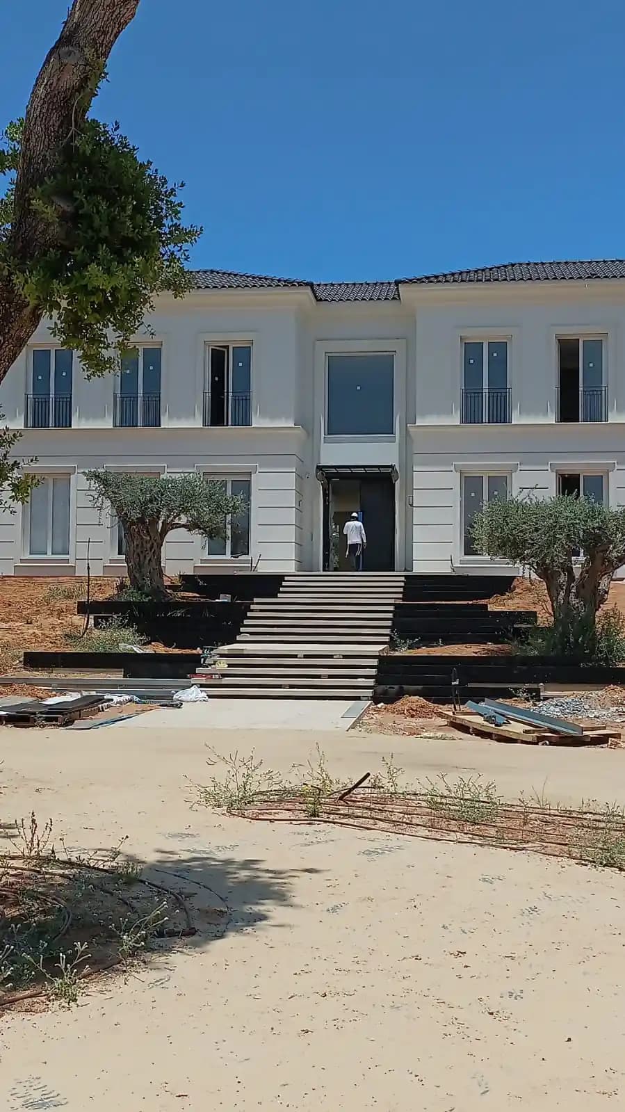 בית פרטי דו קומתי בשלב סיום עבודות - חזית עם מדרגות כניסה