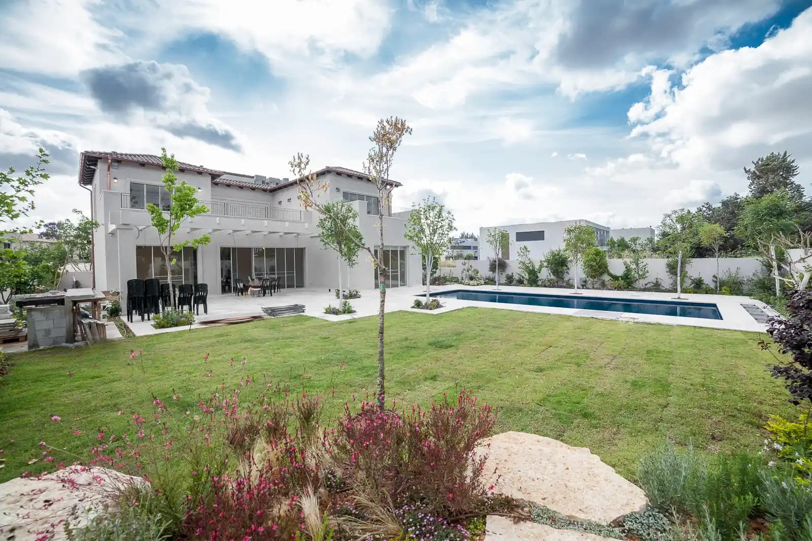 בית פרטי דו קומתי עם גינה מטופחת ובריכת שחייה